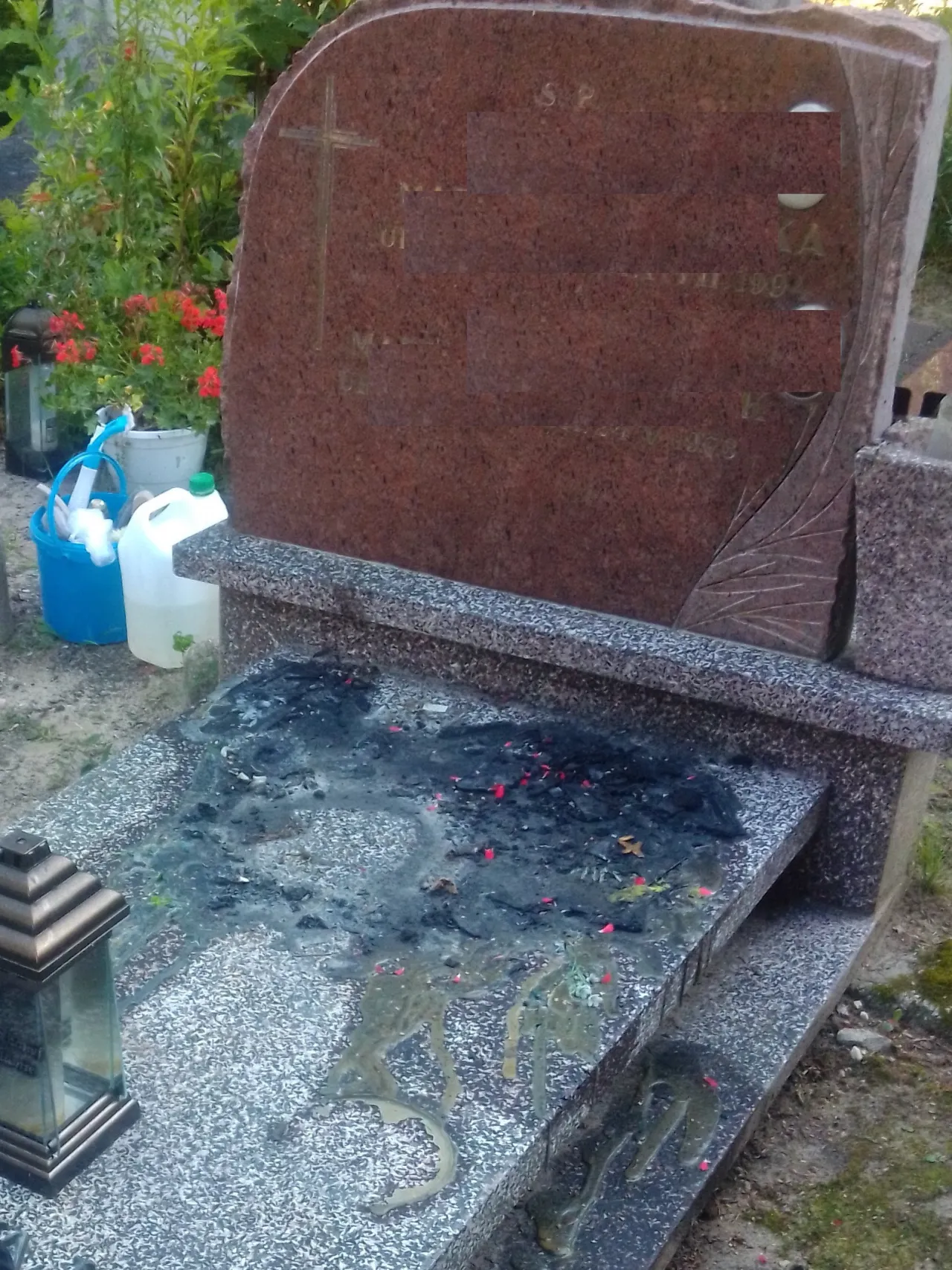 Zdjęcie Ile kosztuje wymiana pomnika na cmentarzu? Sprawdź ukryte opłaty