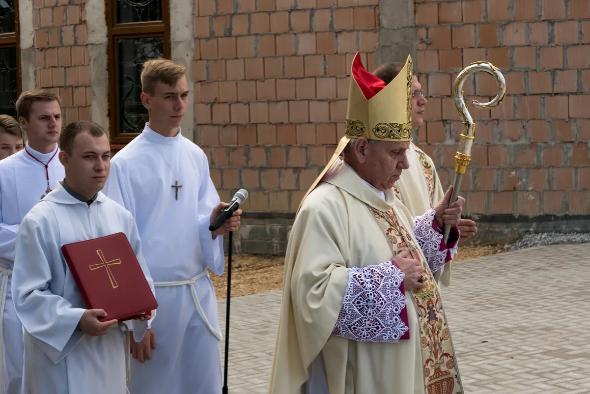 Zdjęcie Gdzie biskup nosi mitrę? Poznaj znaczenie i okoliczności liturgiczne