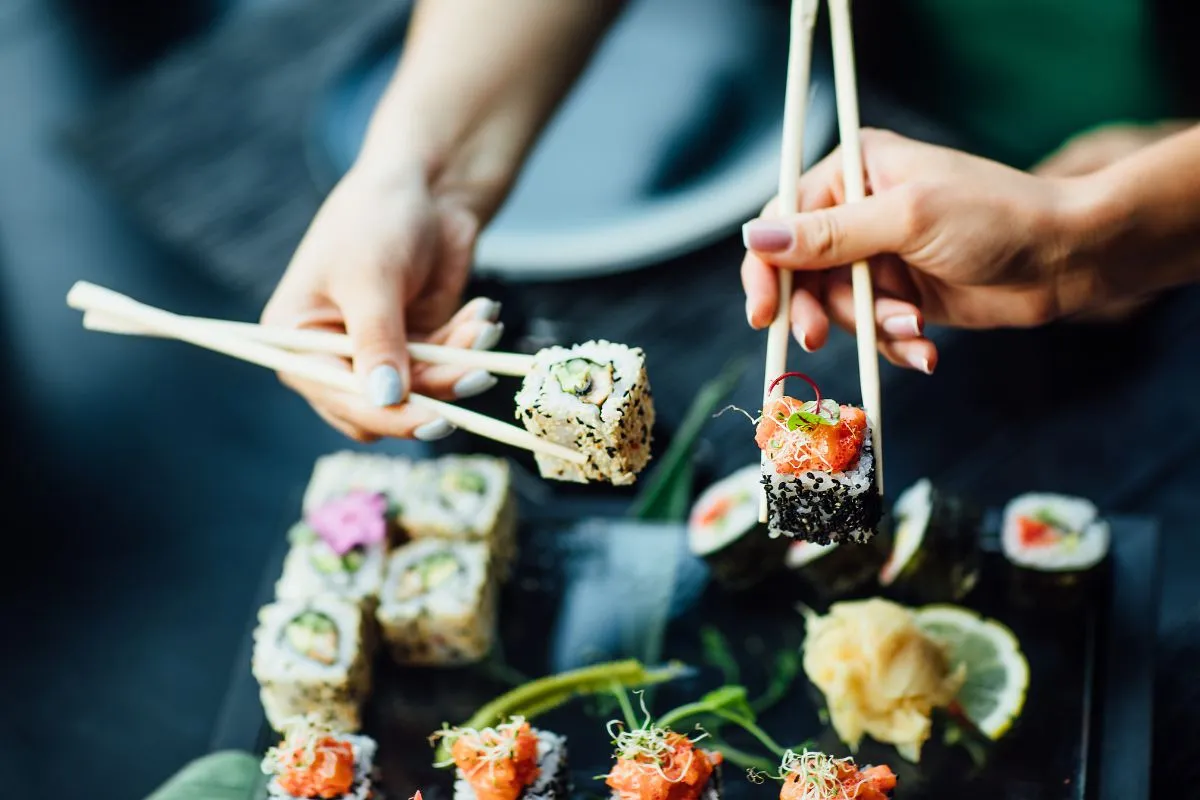Zdjęcie Jak jeść pałeczkami sushi: unikaj najczęstszych błędów i naucz się techniki