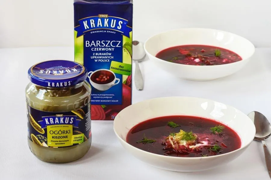 Zdjęcie  Kiszone przysmaki barszcz czerwony i kiszone ogórki