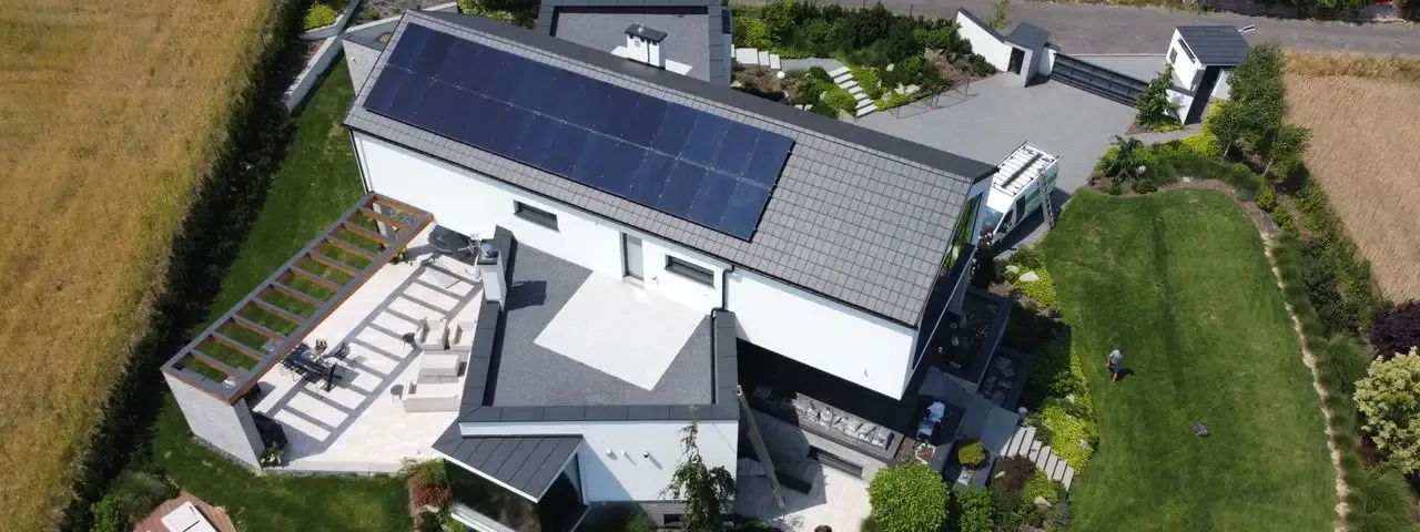Zdjęcie Dlaczego dach fotowoltaiczny to opłacalna inwestycja w energię?