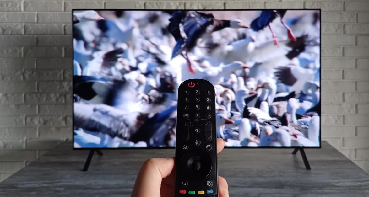 Zdjęcie Czy telewizor emituje niebieskie światło? Poznaj skutki dla zdrowia