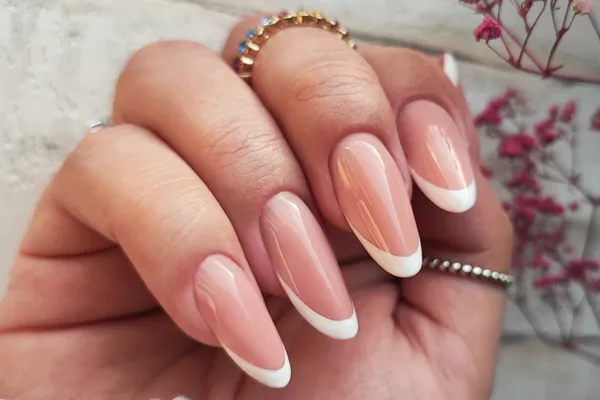 Zdjęcie Jak zrobić manicure hybrydowy French w prosty sposób i uniknąć błędów?