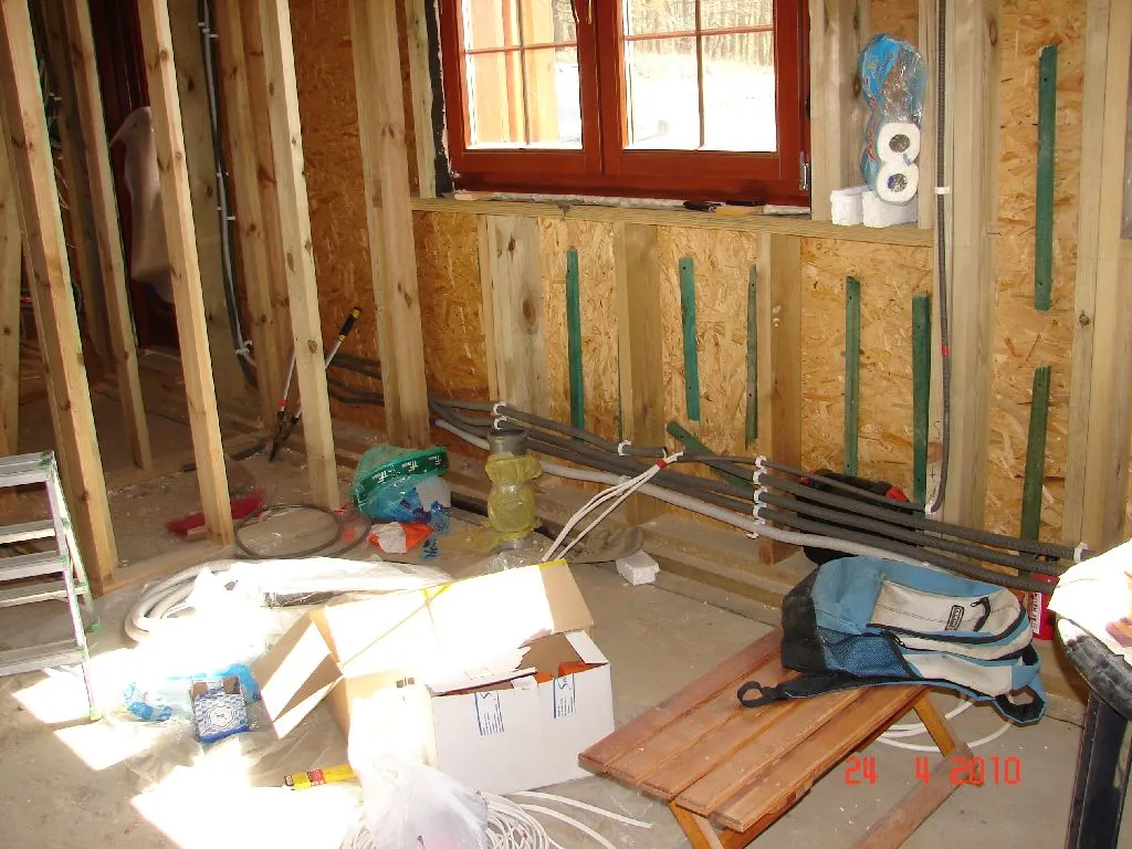 Zdjęcie Instalacja elektryczna w domu drewnianym: Bezpieczeństwo i przepisy