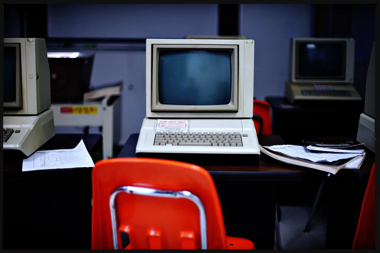Zdjęcie W którym roku został wynaleziony internet? Poznaj jego fascynującą historię