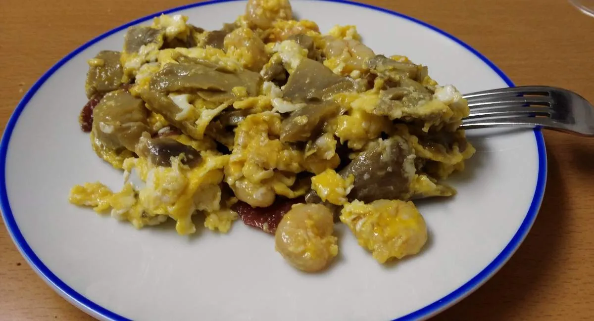 Zdjęcie Revuelto de setas y gambas: receta fácil y deliciosa para sorprender