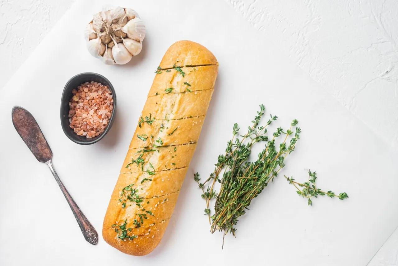 Zdjęcie Ile kcal ma bagietka czosnkowa: pełna analiza wartości odżywczych w 2025