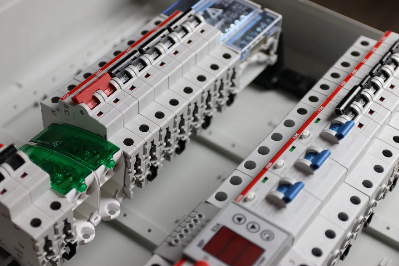 Zdjęcie Jak włączyć bezpieczniki i uniknąć problemów z instalacją elektryczną