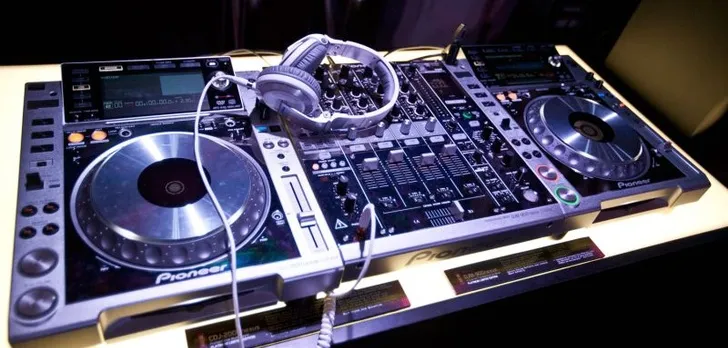 Zdjęcie Wybierz najlepszy kontroler DJ na początek - ranking z poradami miksowania