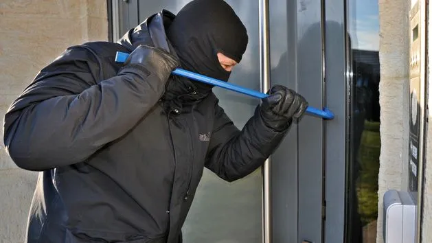 Zdjęcie Jak złodzieje obserwują mieszkania i jak się przed tym bronić