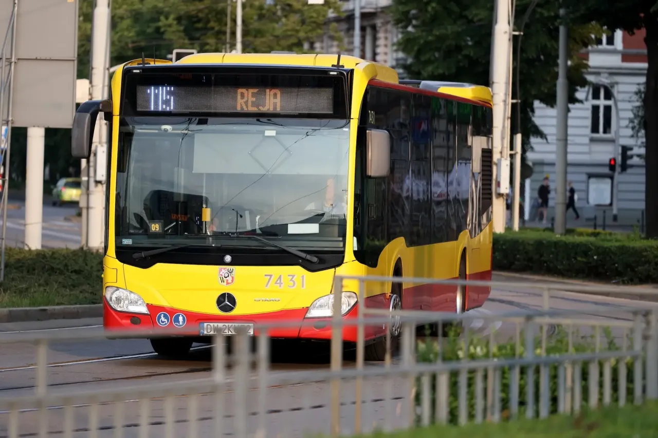 Zdjęcie Ile zarabia kierowca autobusu MPK Łódź? Zaskakujące zarobki w branży!