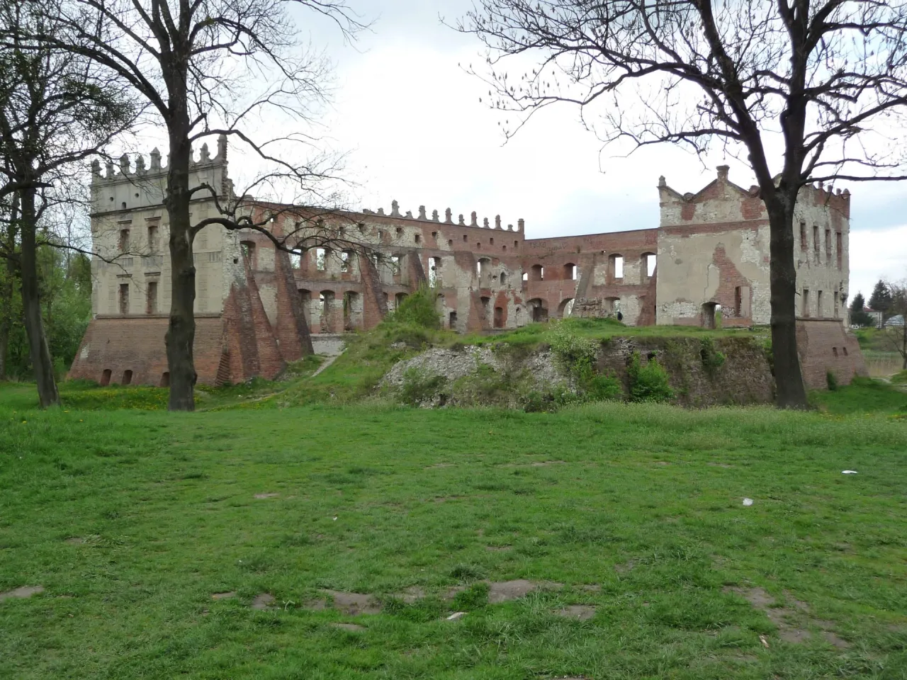 Zdjęcie Ruiny zamku w Krupem - tajemnice historii i atrakcje turystyczne