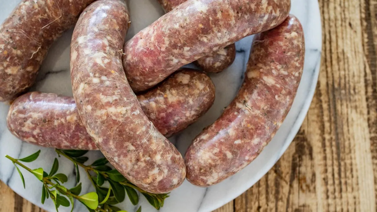 Zdjęcie Jak przyrządzić kiełbasę białą parzoną, by była idealna i soczysta