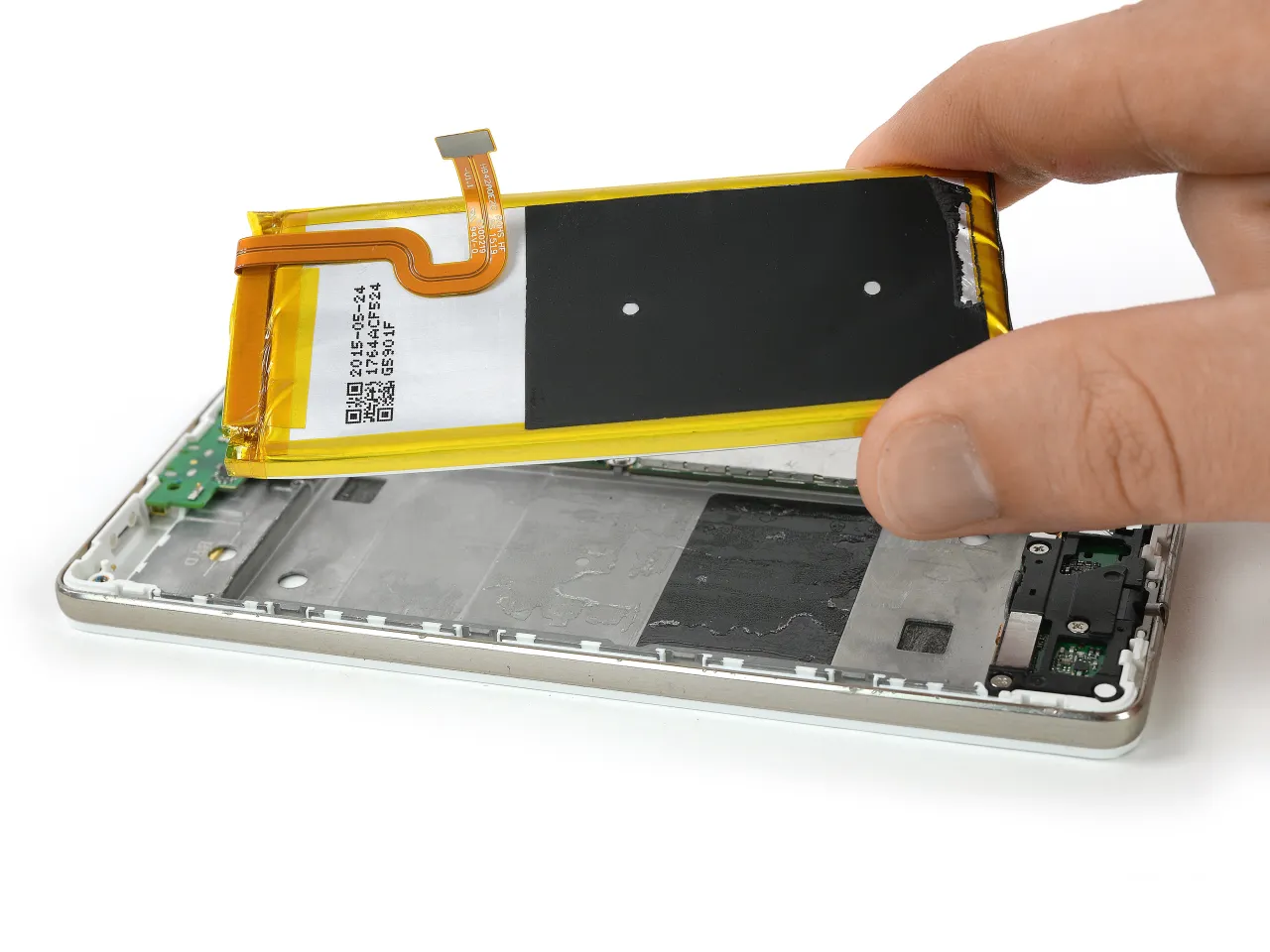 Zdjęcie Wymiana baterii Huawei P8 Lite – jak uniknąć kosztownych błędów