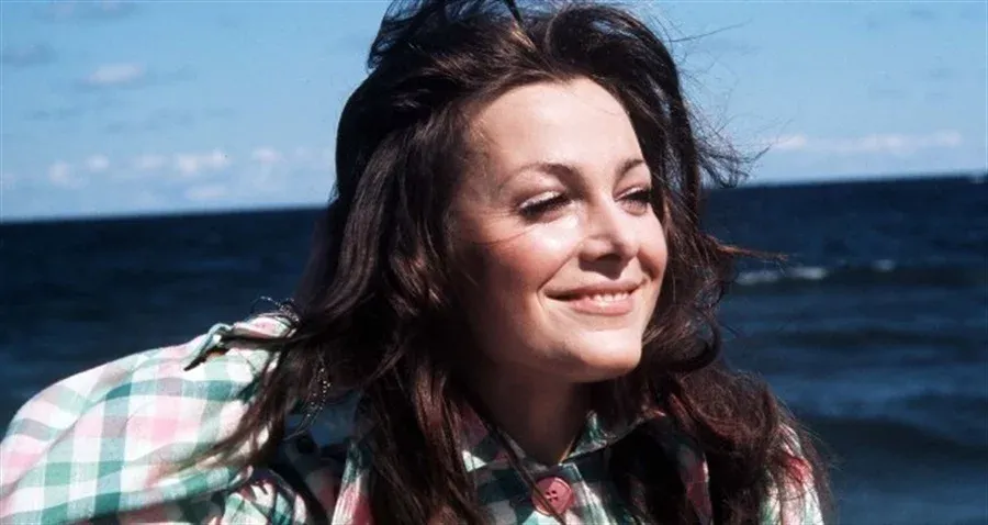 Zdjęcie Kto śpiewał kawiarenki? Odkryj oryginalną wersję i jej wykonawców