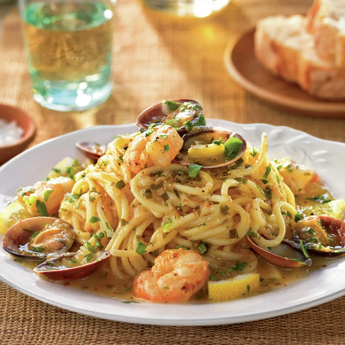 Zdjęcie Espaguetis con almejas y gambas: receta fácil y deliciosa para sorprender