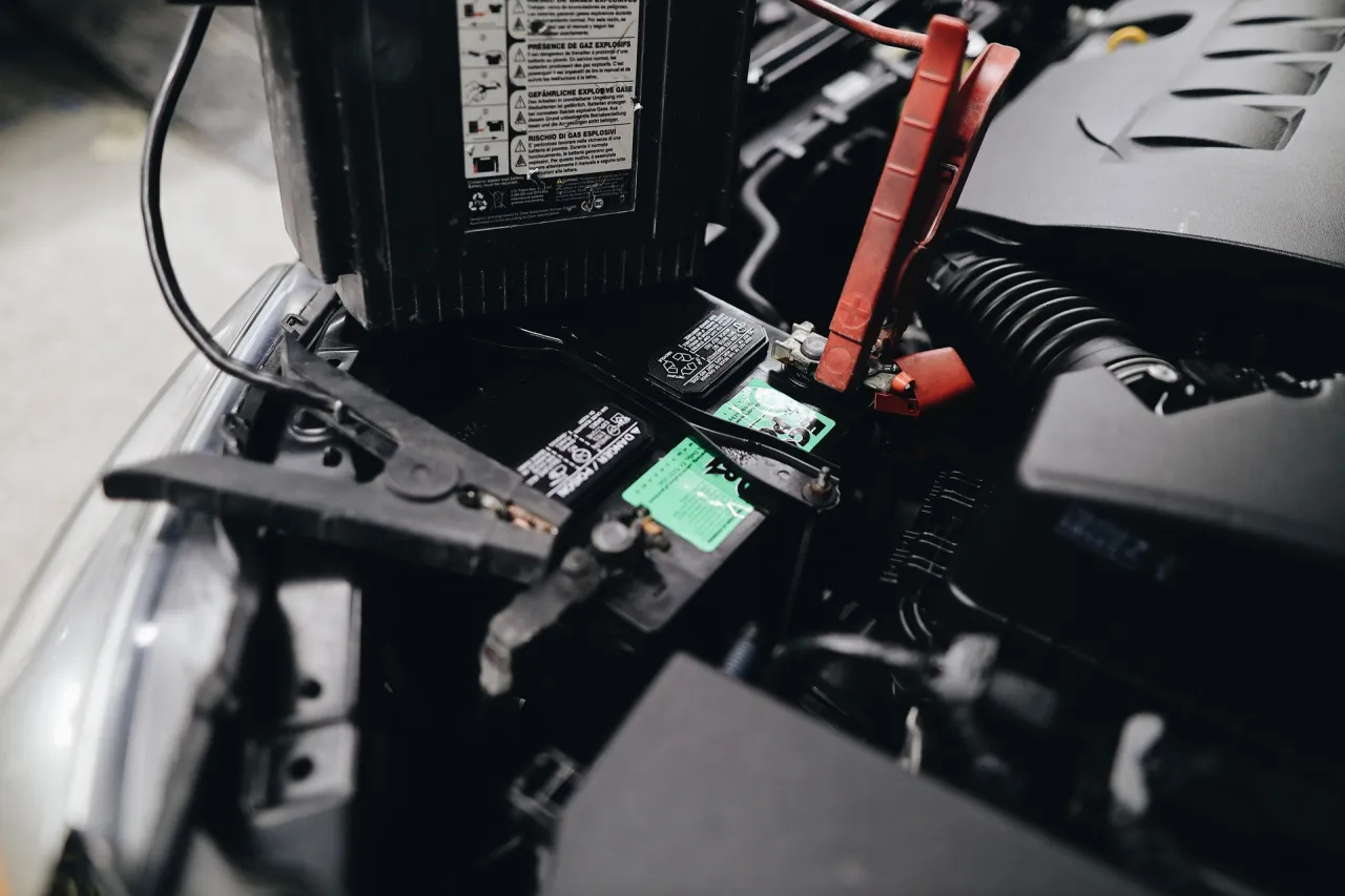 Zdjęcie Ile alternator ładuje akumulator? Sprawdź, jak to działa i ile trwa