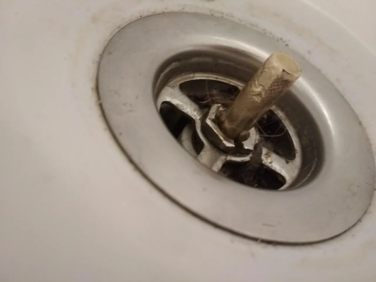 Zdjęcie Jak odkręcić odpływ w wannie i uniknąć kosztownych napraw?