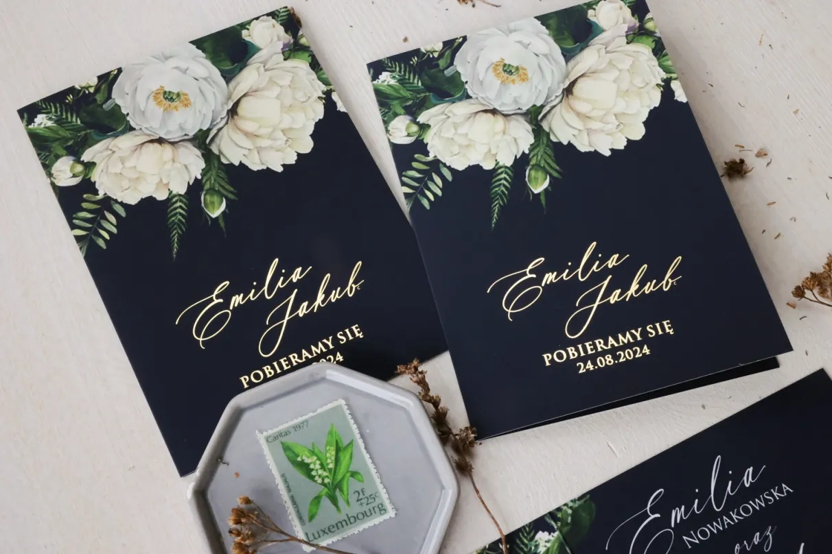 Zdjęcie Etykieta zaproszeń ślubnych: Jak poprawnie wypisać i odmienić nazwiska?