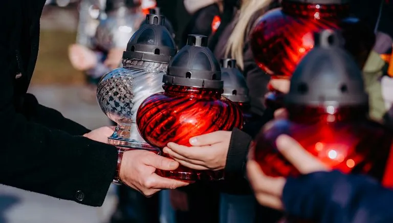 Zdjęcie Czy można palić znicze w domu? Bezpieczeństwo, zdrowie i przesądy