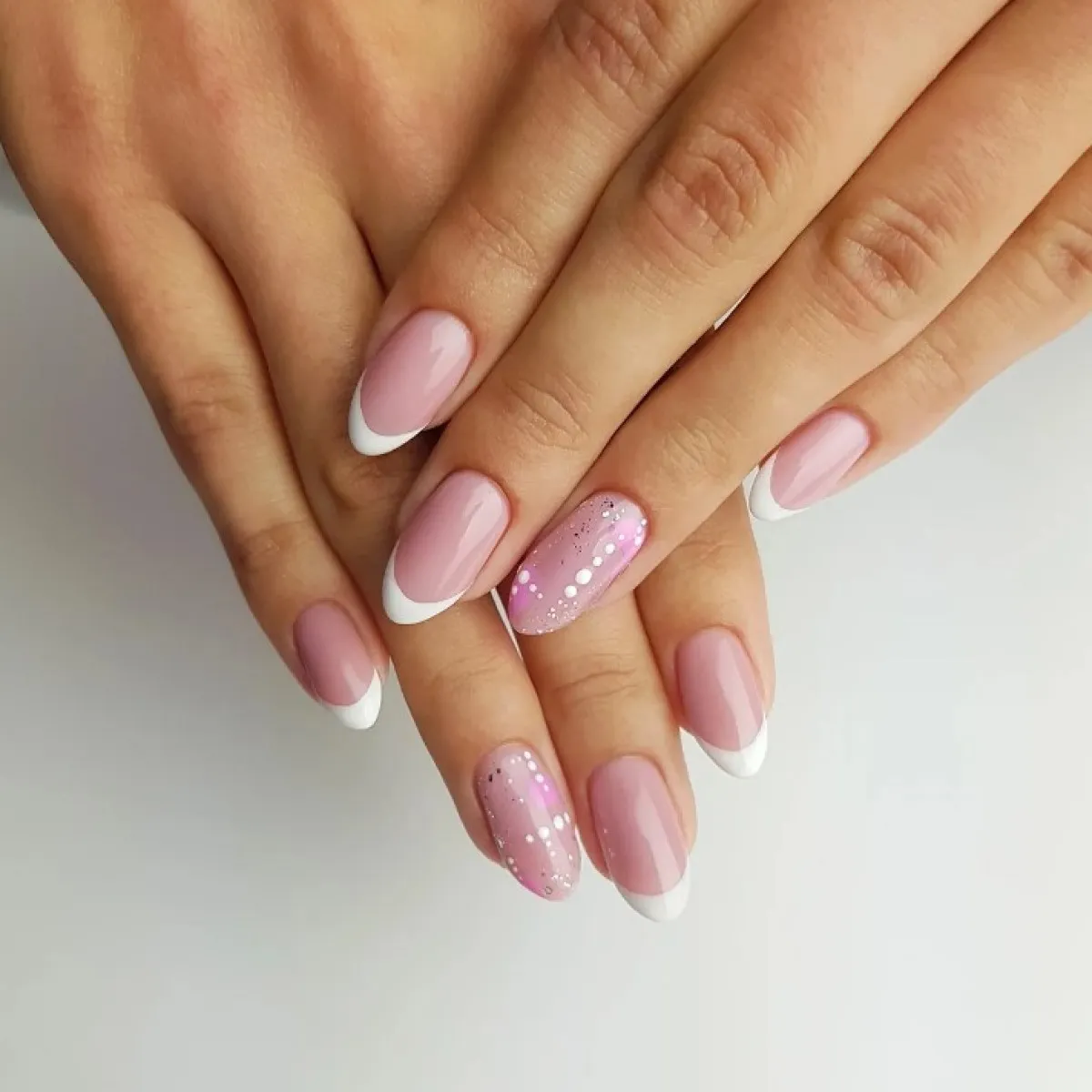 Zdjęcie Hybryda ile się trzyma? Sprawdź, jak długo utrzymuje się manicure