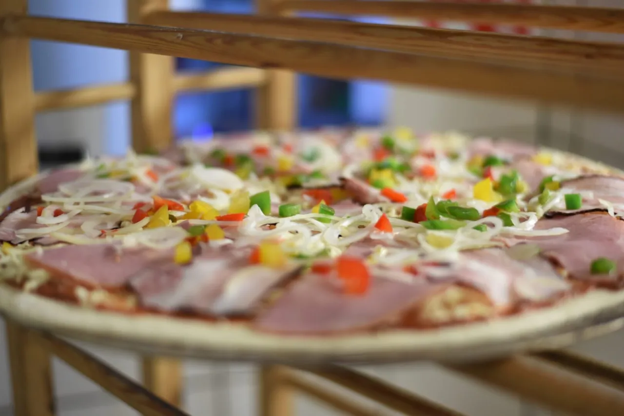 Zdjęcie Pizza ser na wierzchu czy pod spód – która metoda daje lepszy smak?