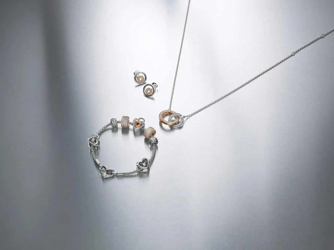 Zdjęcie Element Petite Pandora - jak wykorzystać je do unikalnej biżuterii
