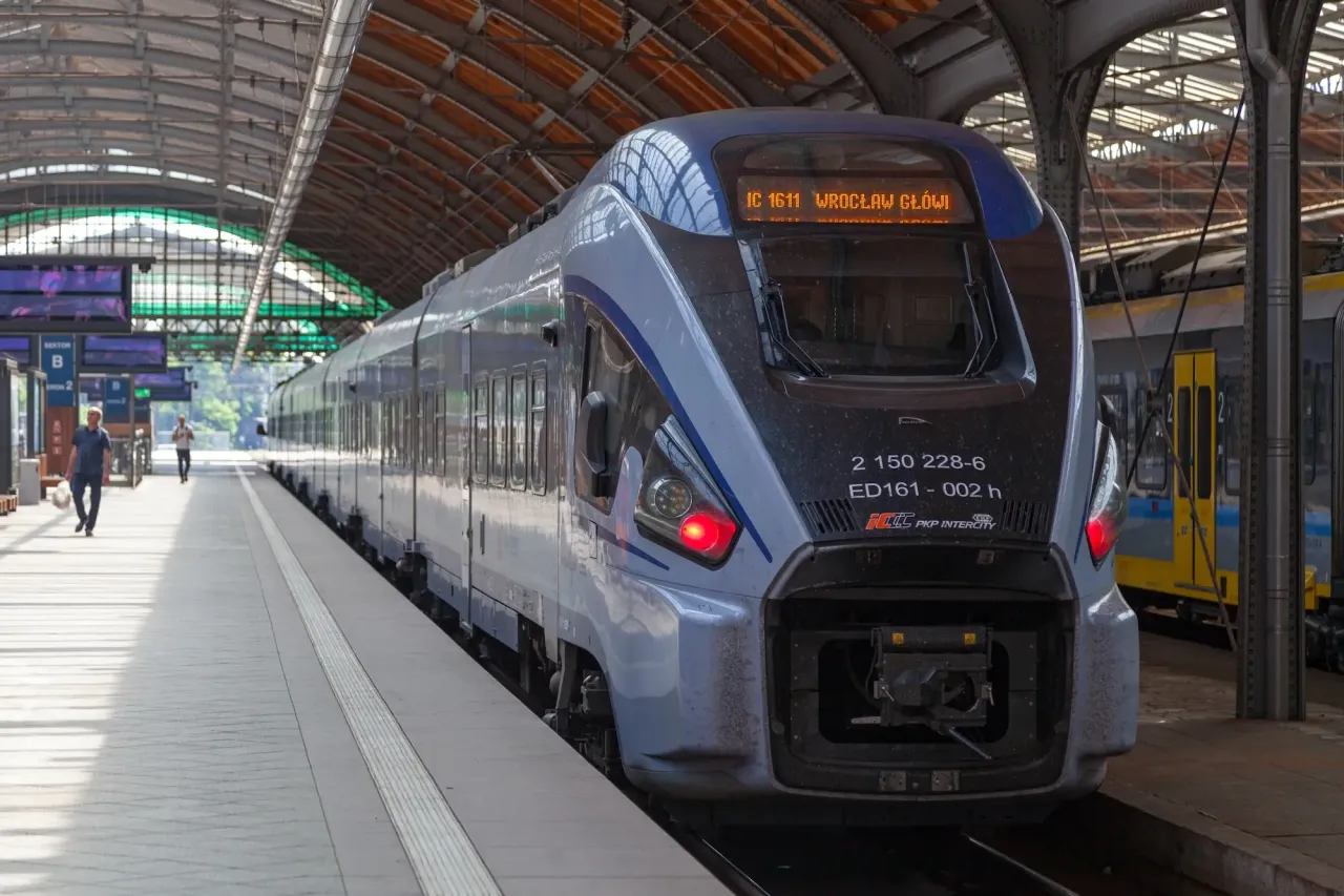 Zdjęcie Ile zarabia konduktor PKP Intercity? Sprawdź zaskakujące wyniki!