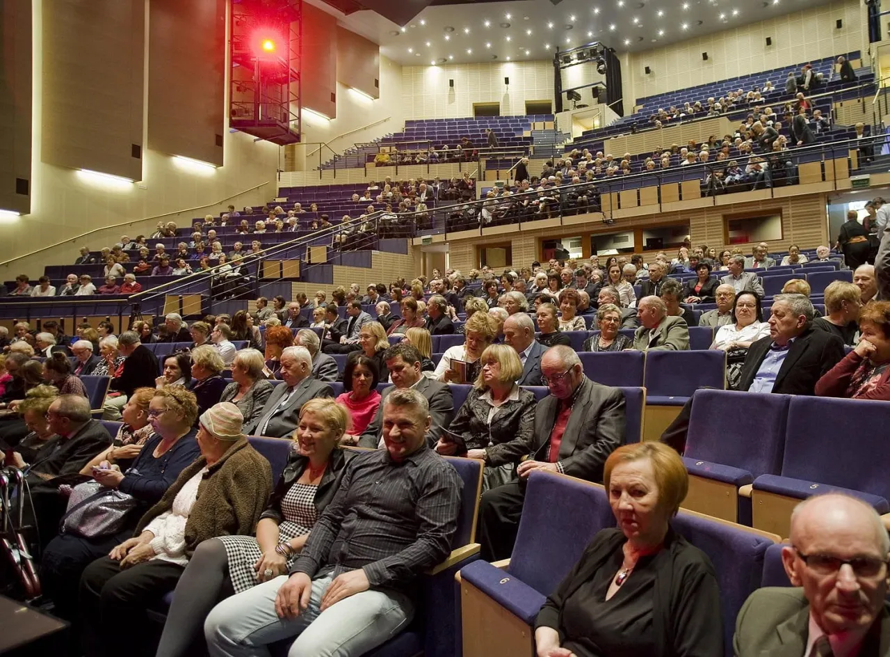 Zdjęcie Czy do teatru można iść w dżinsach? Sprawdź, co warto wiedzieć