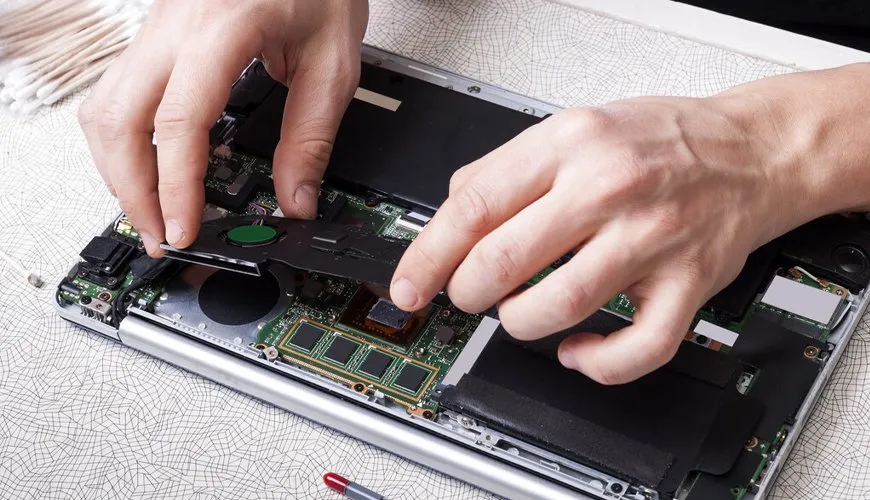 Zdjęcie Czym czyścić laptop, aby uniknąć uszkodzeń i skutecznie go odświeżyć