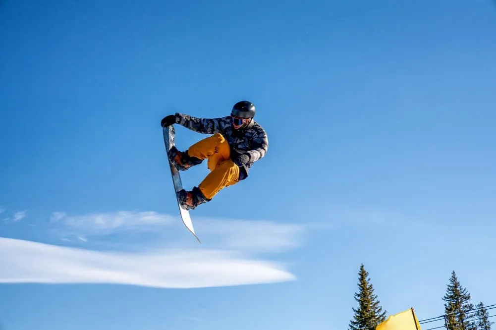 Zdjęcie Freeride snowboard co to znaczy? Odkryj jego tajemnice i styl jazdy