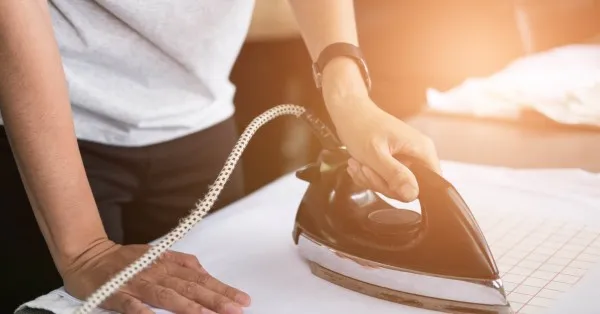 Zdjęcie Jak usunąć prasowankę z ubrania? Skuteczne metody i porady