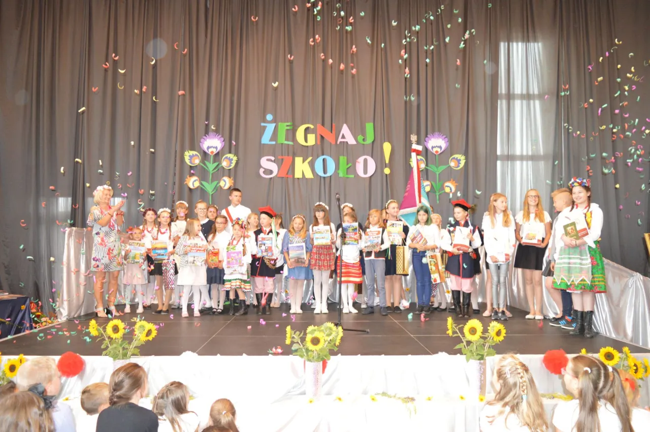 Zdjęcie Jakie są uroczystości szkolne i ich znaczenie dla uczniów?