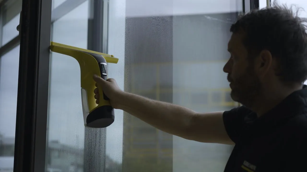 Zdjęcie Jak używać myjki do okien Karcher, aby uniknąć smug i zacieków