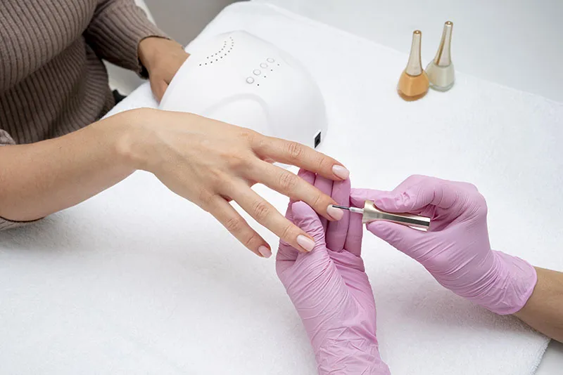 Zdjęcie Jak uzupełnić hybrydę bez ściągania – prosty sposób na idealny manicure