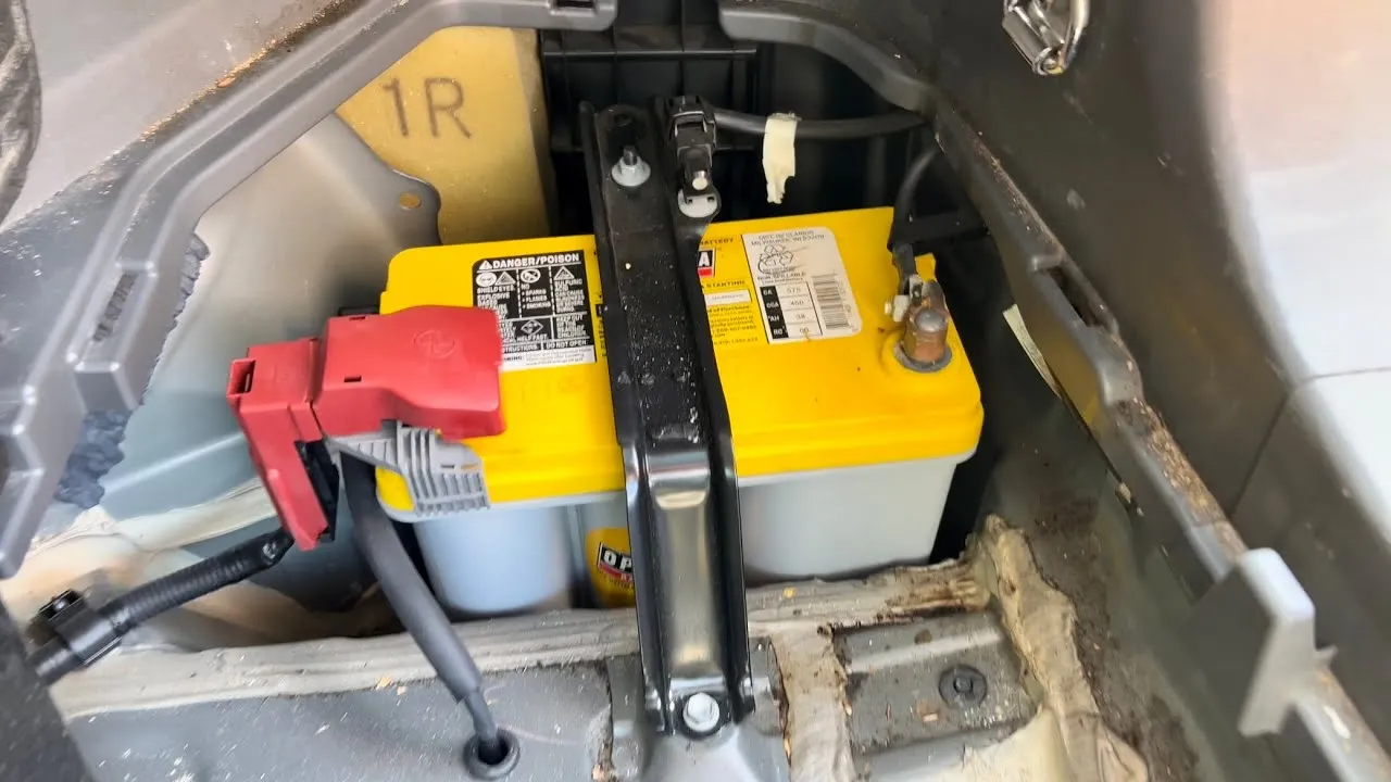 Zdjęcie Gdzie jest akumulator 12V w Toyota Prius? Oto co musisz wiedzieć