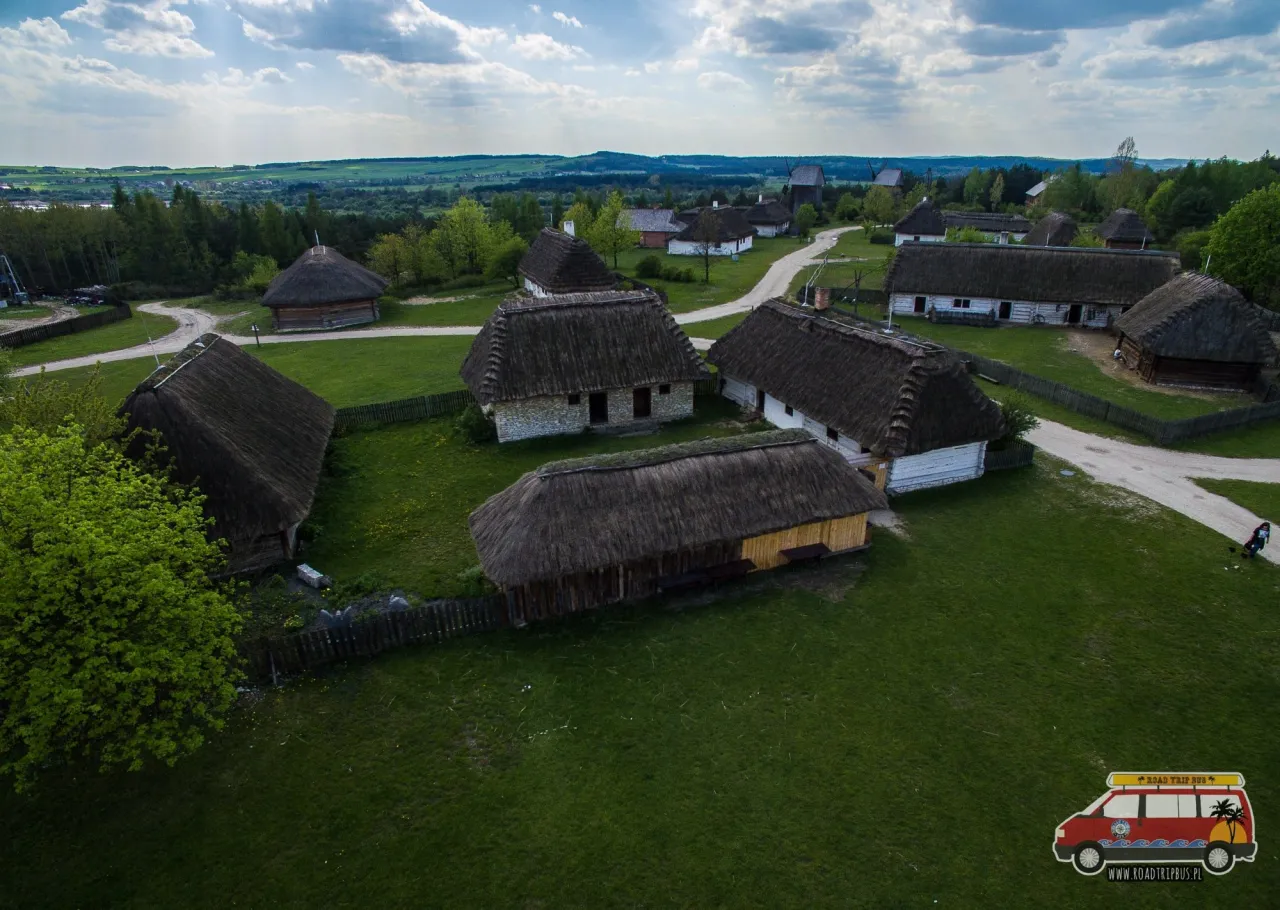 Zdjęcie Skansen Ziemi Kieleckiej: Odkryj fascynującą kulturę ludową i historię