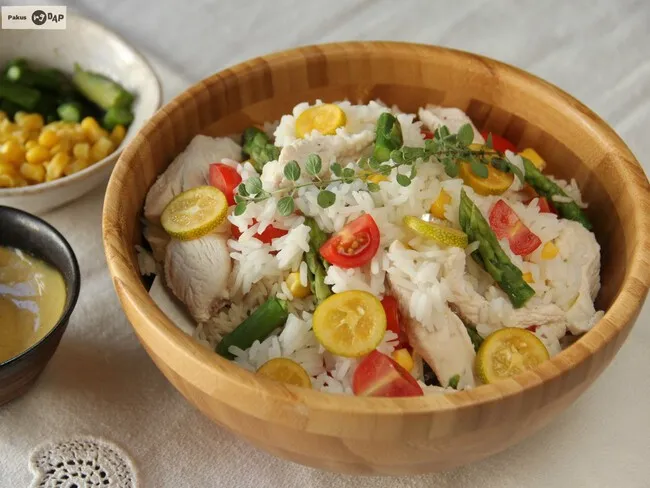 Zdjęcie Ingredientes esenciales para una deliciosa ensalada de arroz fácil