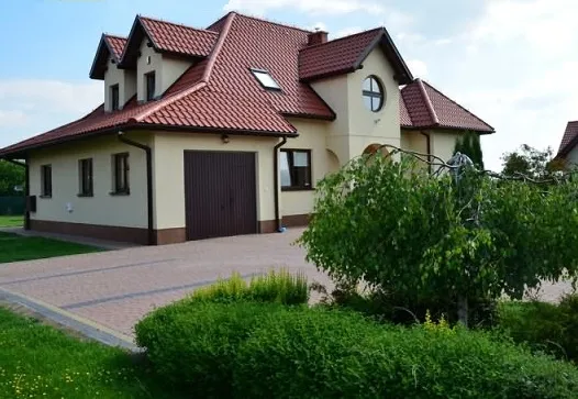 Zdjęcie Jaki kolor elewacji do czerwonego dachu i białych okien - najlepsze propozycje