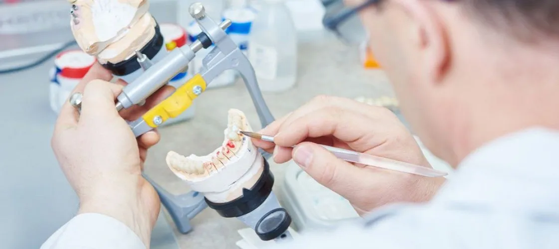 Zdjęcie Ile naprawdę zarabia dentysta NFZ? Sprawdź, czy to się opłaca!