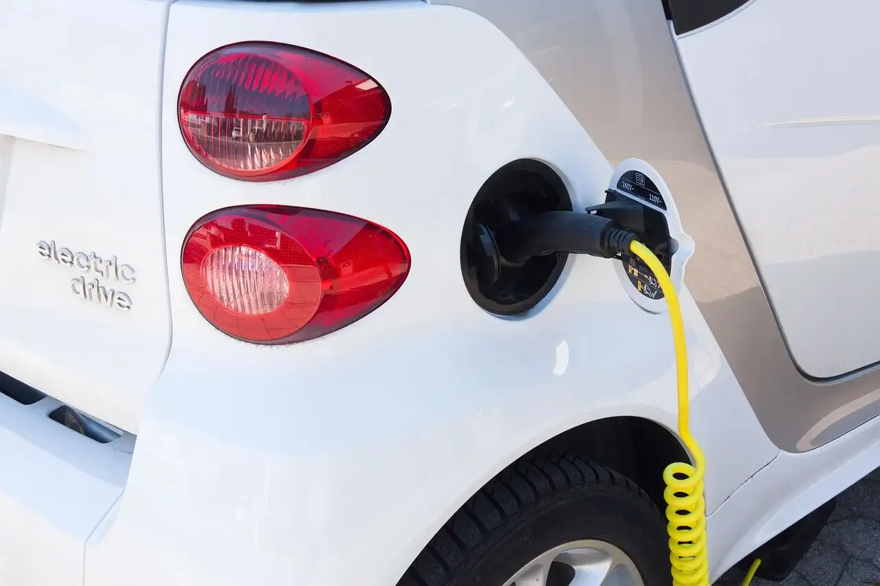 Zdjęcie Ile prądu pobiera ładowanie samochodu elektrycznego? Sprawdź, co wpływa na koszty