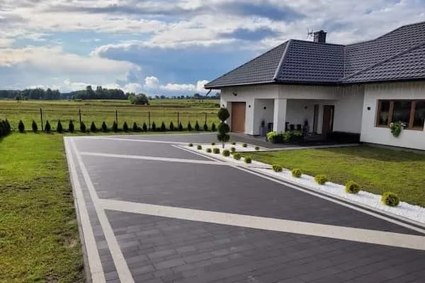 Zdjęcie Jak ułożyć kostkę brukową na podjeździe bez błędów i stresu