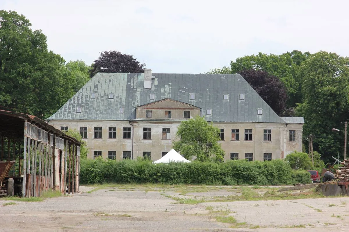 Zdjęcie Pałac w Krzymowie: Fascynująca historia i architektura czekają na Ciebie