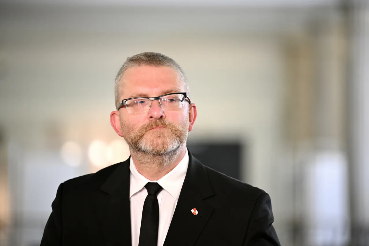 Zdjęcie Grzegorz Braun z jakiej partii? Odkryj jego polityczne powiązania