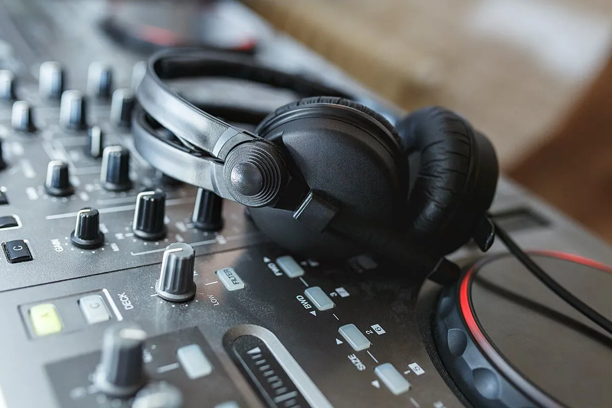 Zdjęcie Co robi DJ? 5 kluczowych zadań i umiejętności DJ-a