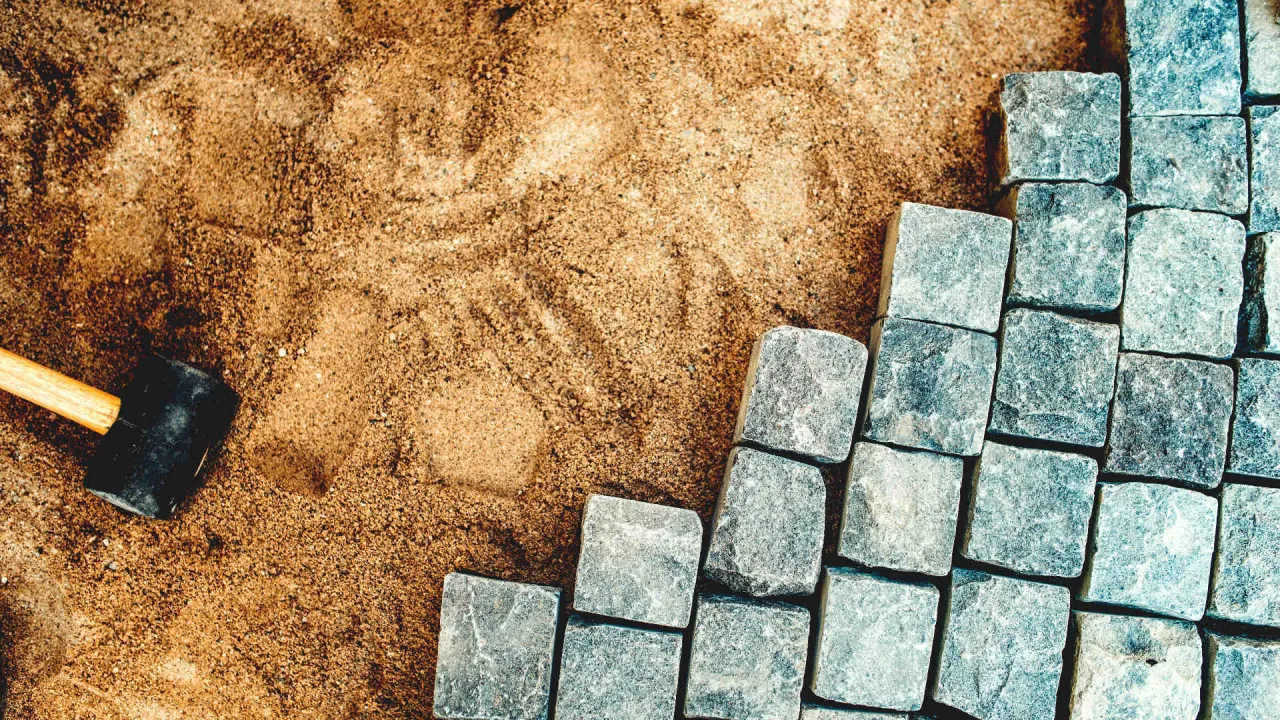 Zdjęcie Ile cementu na podsypkę pod kostkę - uniknij kosztownych błędów