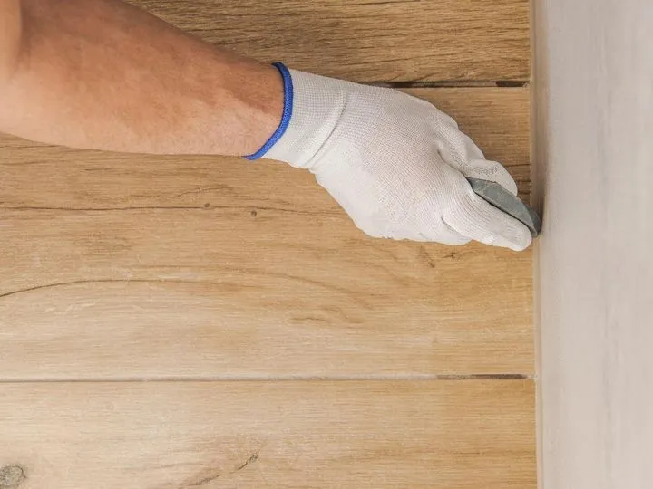 Zdjęcie Jak usunąć silikon z drewna bez uszkadzania powierzchni?