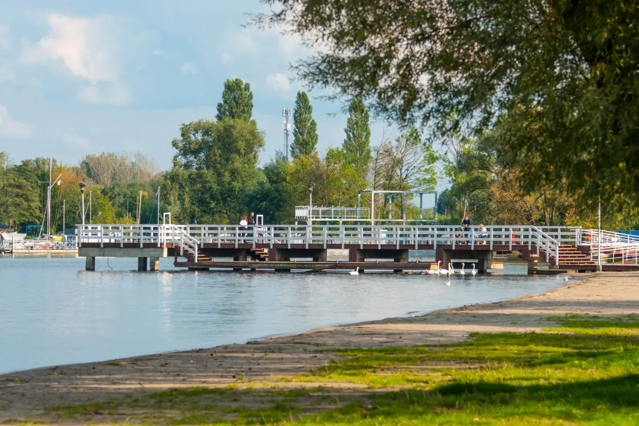 Zdjęcie Plaża nad jeziorem Zegrzyńskim - najlepsze miejsca na relaks i zabawę