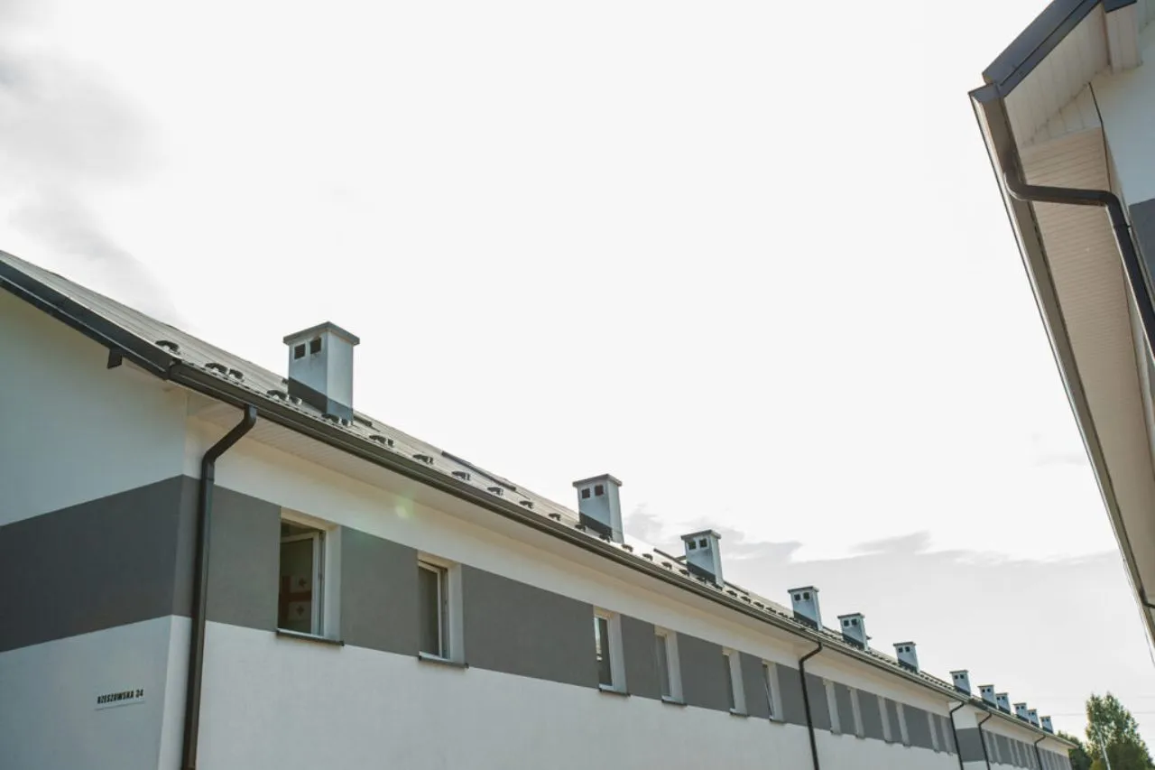 Zdjęcie Jak prawidłowo zamontować rynny do płyty warstwowej bez błędów i problemów