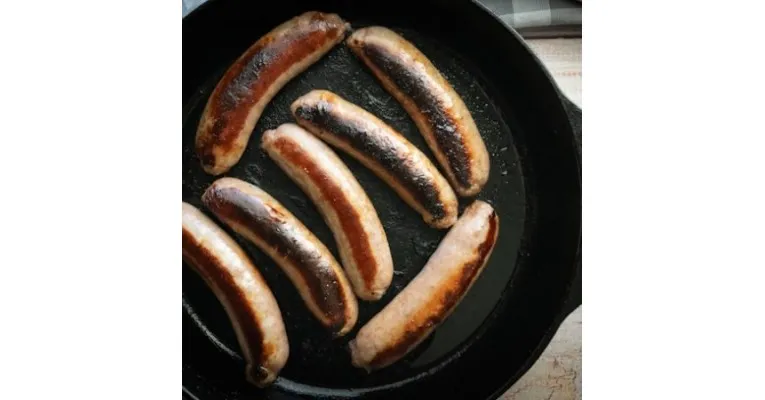 Zdjęcie Kiełbasa z patelni jak z grilla – smaczne triki na idealny smak